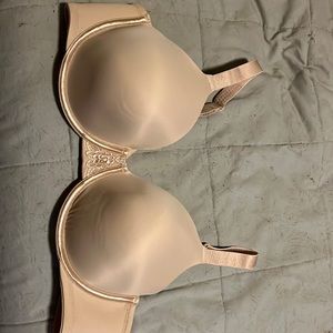 Vanity Fair size 40C. Underwire, three hook back closure. No tags but never worn